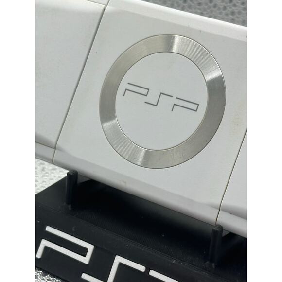 White psp 1000 w/charger - Picture 8 of 9
